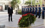 İlham Əliyev abidə önündə