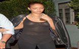 Rihanna alt paltarı geyinmədi