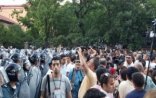 Ermənistan polisi barrikadaları sökür