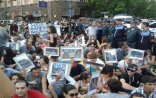 İrəvanda etirazçılar mərkəzi küçəni bağlayıb