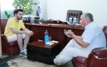 Hafiz Hacıyevin şortikli jurnalistlə müsahibəsi – FOTO