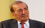 Habil Əliyev oksigen balonu vasitəsi ilə nəfəs alır