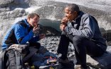 Obama ayının yarımçıq qoyduğu balığı yedi – VİDEO