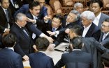 Müxalifət parlamenti blokadaya alaraq, təhlükəsizliklə əlaqədar qanun layihəsinin qəbulunun qarşısını almağa çalışır