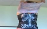 Müəllimə anatomiya dərsini bədənində izah etdi VİDEO