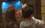 Xatirə dodaq-dodağa öpüşərkən kameralara yaxalandı- Video