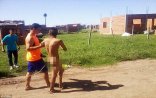 8 yaşlı qızı zorlamaq istəyəni bu oğlanı lüt eləyib şəhərdə gəzdirdilər - VİDEO - FOTO