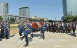 İlham Əliyev Həzi Aslanovun abidəsini ziyarət etdi