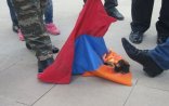 Bakıda Ermənistan bayrağı yandırıldı FOTO