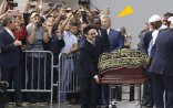 Məhəmməd Əlinin tabutunu daşıyan türk boksçu - Foto