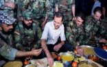 Bəşər Əsəd cəbhə bölgəsində əsgərlərlə iftar açdı