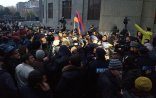 İrəvanda silah səsləri: Silahlı dəstə ətrafa atəş açır