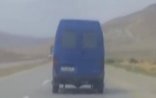 Sərnişinlə dolu mikroavtobus - İnsanların həyatını belə təhlükəyə atır + VİDEO