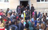  Məktəbin qapısında yaşanan izdiham - Görüntülər Bakıdandır+VİDEO