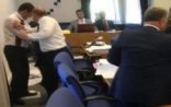 İcra hakimiyyətində əlbəyaxa dava – Şöbə müdiri polisə şikayət etdi