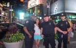 Qənirə Ataşova Amerika polisləri ilə - FOTO
