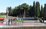 Prezident İlham Əliyev Heydər Əliyevin məzarını ziyarət edib