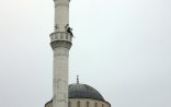 Məscidin minarələrinə sinayperlər yerləşdirildi: DİQQƏT, MƏHKƏMƏ GEDİR!