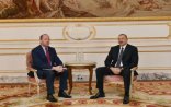 İlham Əliyev  Parisdə “Airbus” şirkətinin vitse-prezidenti ilə görüşüb