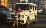 Gəlin maşını yolu kəsib pul istəyən uşağın üstündən keçdi - VİDEO