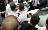 Azərbaycanda silahlı şəxs insanlara hücum etdi, iki polisi yaraladı - VİDEO