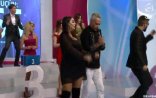 ATV-nin efirində xanım müğənni qısa ətəyi ilə 