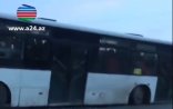 Qobu avtobusu iki təkər üstündə şou göstərdi - VİDEO