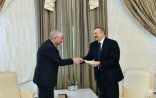 Məzahir Pənahov vəsiqəni İlham Əliyevə təqdim etdi - FOTO