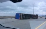 Bakıda külək üç maşını aşırdı, birini ağaca çırpdı – FOTOLAR
