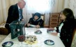 100 yaşlı Yamən nənənin evinə daşınan seçki qutusu aparılıb