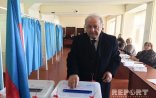 Keçmiş prezident Ayaz Mütəllibov yeni prezidenti seçir - Foto