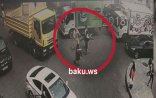 Bakıda 2 gənc söyüş söyən yaşlı kişini belə döydü - VİDEO