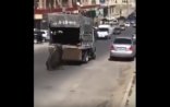 Yasamalda insan vəhşiliyi: İnəyi maşına bağlayıb küçədə sürüdülər – Video