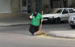 Bakıda ürəkləri sızladan mənzərə - Qolu sınıq, xəstə süpürgəçi iş başında - FOTO