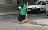  Nazirlik qolu sınıq küçə süpürən qadın haqda - Yeni xəbər yaydı