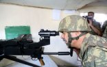 Müdafiə naziri ön cəbhədə düşmən mövqelərini izlədi – FOTOLAR