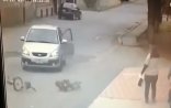 Bakıda sürücü uşağı maşınla vurdu, sonra yaşlı kişini yumruqladı - VİDEO