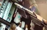 Bakıda aptekdə qadının oğurluğu kameraya düşdü – VİDEO