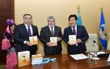 HÜSEYN CAVİDİN ŞEİRLƏR KİTABI QAZAX DİLİNƏ TƏRCÜMƏ OLUNUB