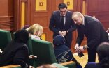 Prezident şəhid anasının ayağa durmasına izn vermədi