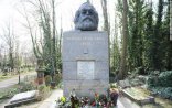 Karl Marksın heykəlinə hücum: Başdaşı sındırıldı