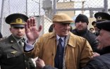 Əli İnsanov oğlunun başına ağacla ZƏRBƏ ENDİRİB? - Türməyə 10 dəqiqə yubanmağa görə 