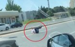 Bakıda kişi yolun ortasına uzanıb bütün hərəkəti dayandırdı – Video