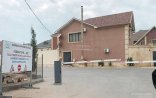 Məmur evinin qabağına şlaqbaum qoydurub yolu kəsdi – Foto
