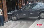 Bakıda avtomobil restorana çırpılıb - FOTO