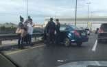 Aeroport yolunda dəmir arakəsmələrə çırpılan maşın aşdı – Video