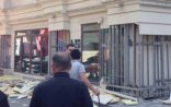 Yasamalda binanın fasadına vurulan daşlar töküldü