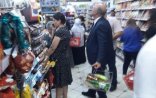 Azərbaycanda icra başçısı marketdə növbəyə durdu