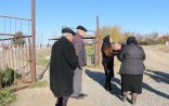 Şəhid anasının önündə əyilən Alimpaşa Məmmədov öz əlini öpür – FOTO