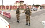 İş adamı karantini pozdu, maşınla yol qurğularını qırıb keçdi